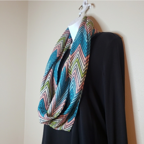 Infinity Scarf Multicolor Chevron Pattern - Picture 3 of 12